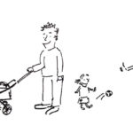 fröhliche Eltern mit Kinderwagen und spielendem Kind